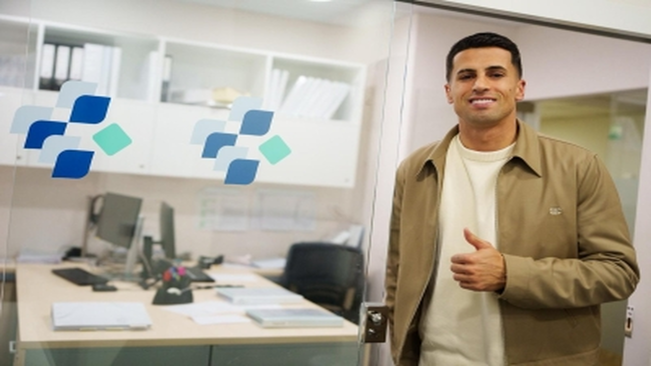 نجاح كانسيلو في الفحص الطبي يمهد لانتقاله من الهلال إلى برشلونة